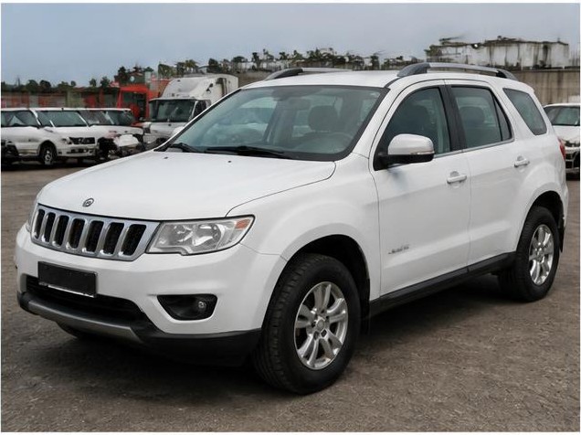 Foto ilustrativa de SUV médio branco em pátio de leilão