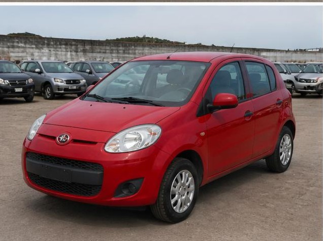 Foto ilustrativa de Hatch compacto vermelho em pátio de leilão