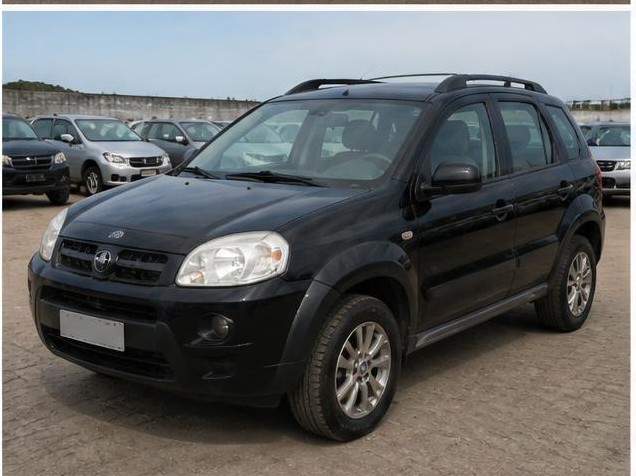 Foto ilustrativa de SUV compacto preto em pátio de leilão